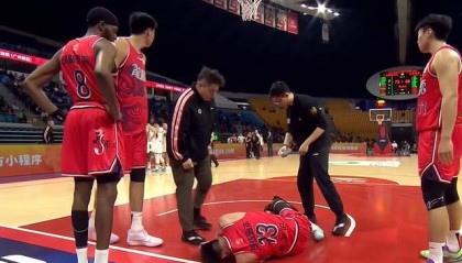 开云下载-噩梦！复出之战又受伤，郭艾伦膝盖受创，被担架抬出，或赛季报销